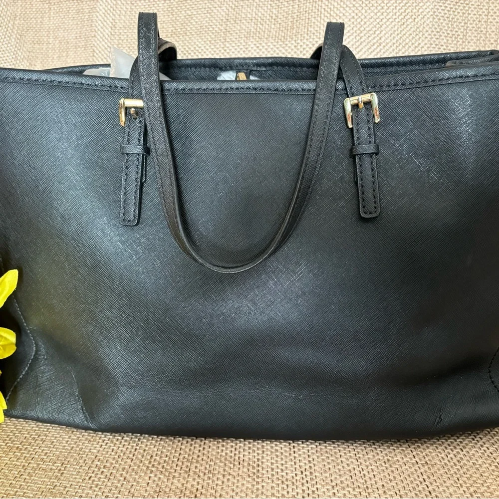 Large black Michael Kors tote bag with gold hardware EUC - Picture 2 of 9